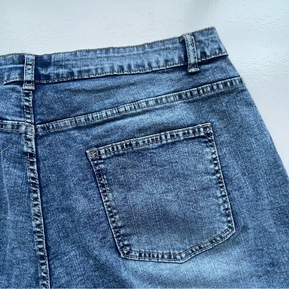 Plus size rainbow heart distressed jean shorts - Picture 11 of 14